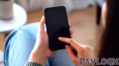 Psychology explains why you keep unlocking your phone even when there are no notifications